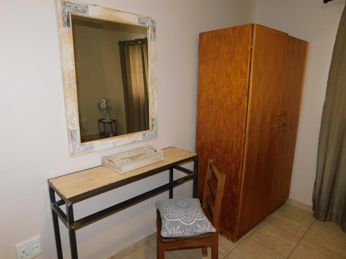 Отель Meteorite Rest Camp Grootfontein Экстерьер фото
