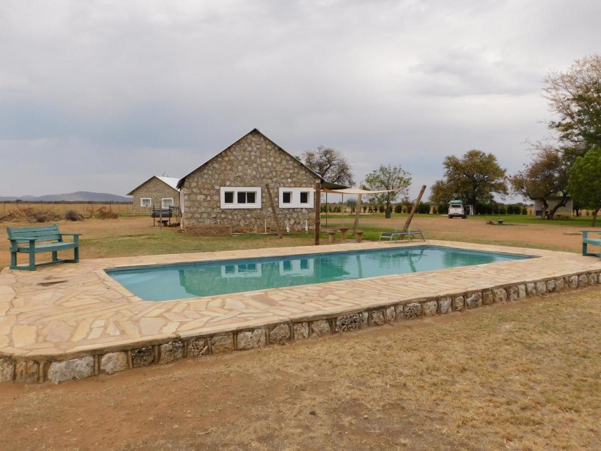 Отель Meteorite Rest Camp Grootfontein Экстерьер фото
