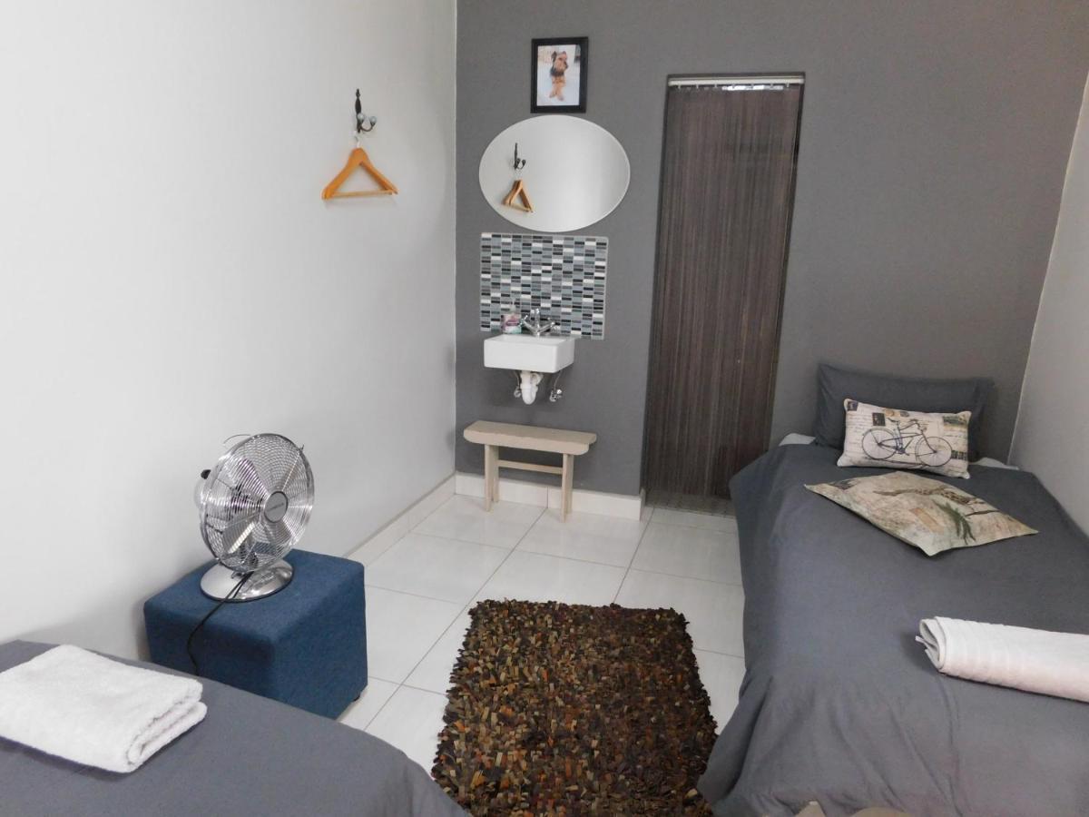 Отель Meteorite Rest Camp Grootfontein Экстерьер фото