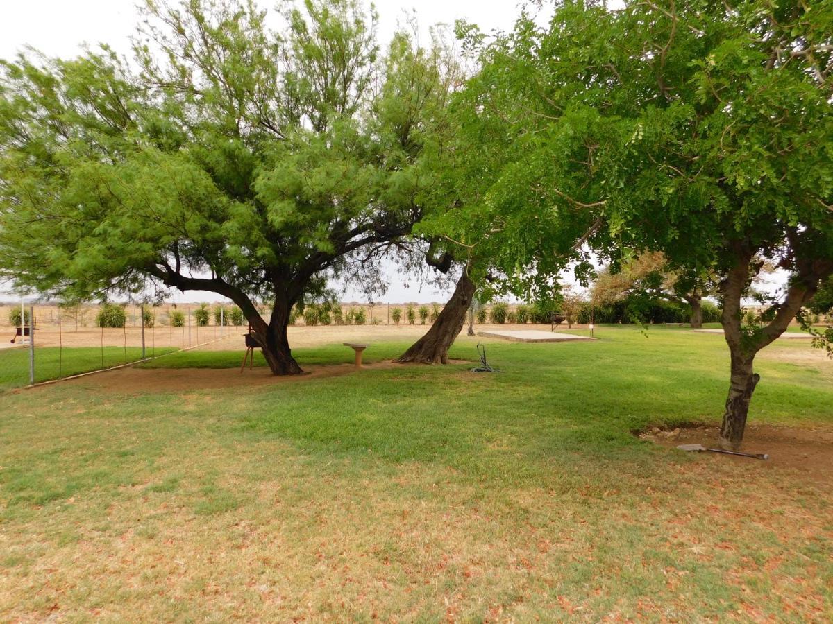 Отель Meteorite Rest Camp Grootfontein Экстерьер фото